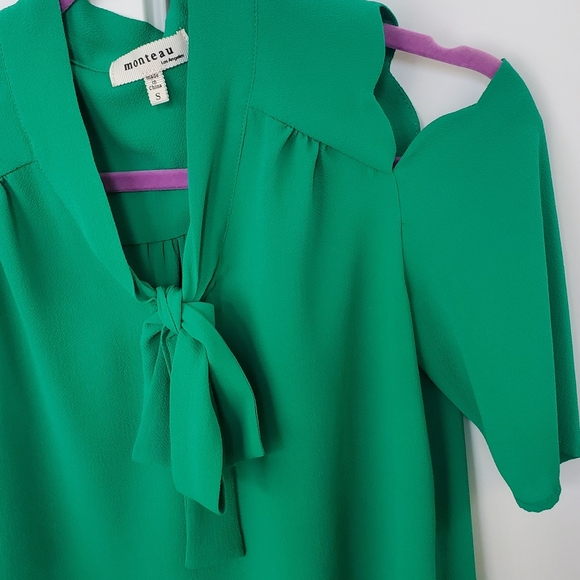NWOT- Monteau Gorgeous Kelly Green- cold shoulder top sz.SMALL - Picture 5 of 7